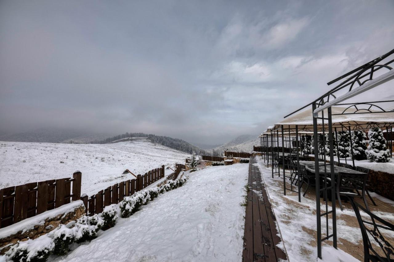 Alpine Castle Hotel Dilijan Ngoại thất bức ảnh