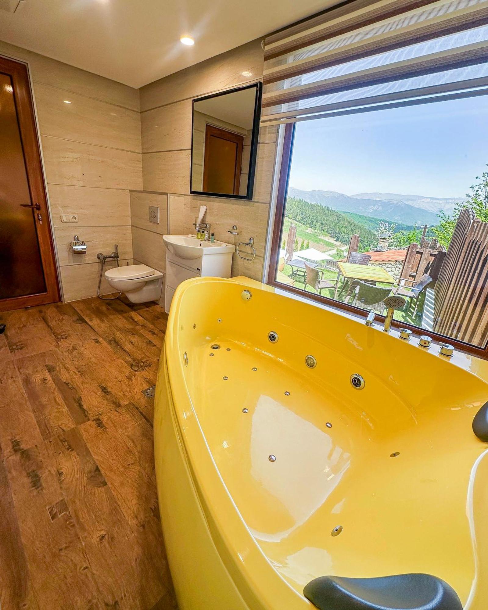 Alpine Castle Hotel Dilijan Ngoại thất bức ảnh