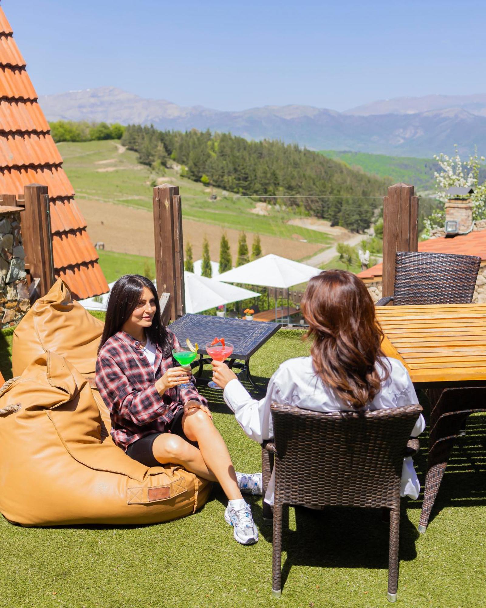Alpine Castle Hotel Dilijan Ngoại thất bức ảnh