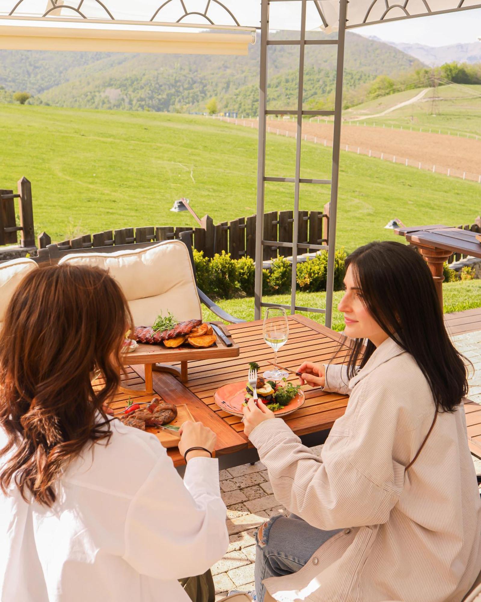 Alpine Castle Hotel Dilijan Ngoại thất bức ảnh